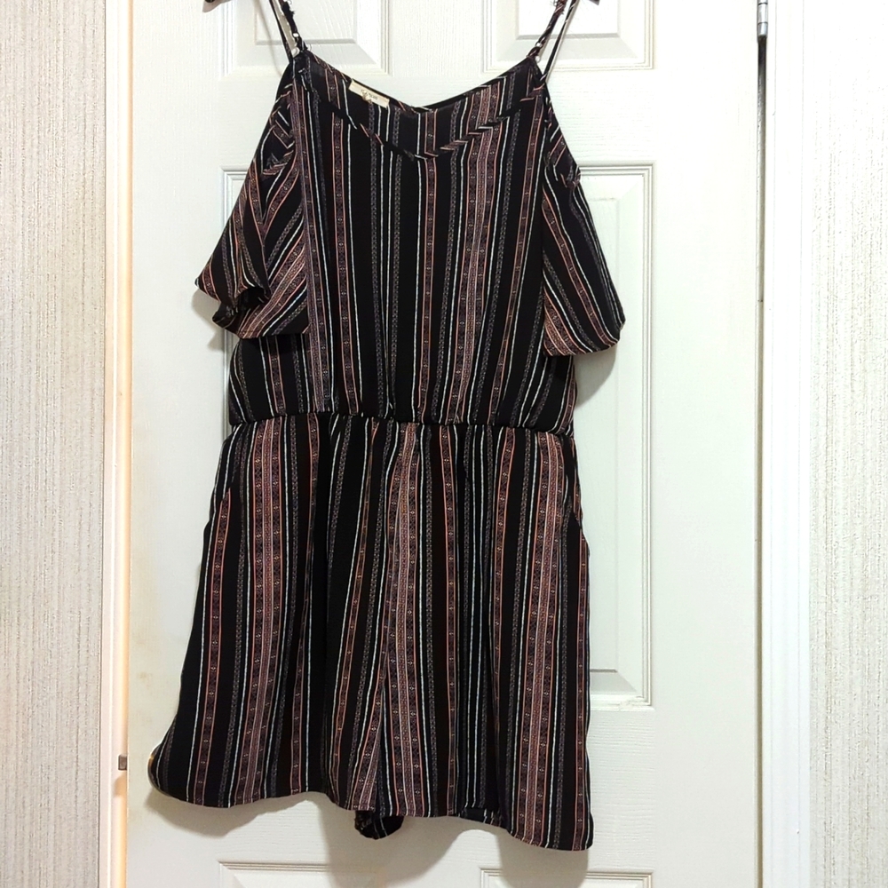 Maurices romper lined cap sleeve cold shoulder. Adjustable with pockets. Size XL